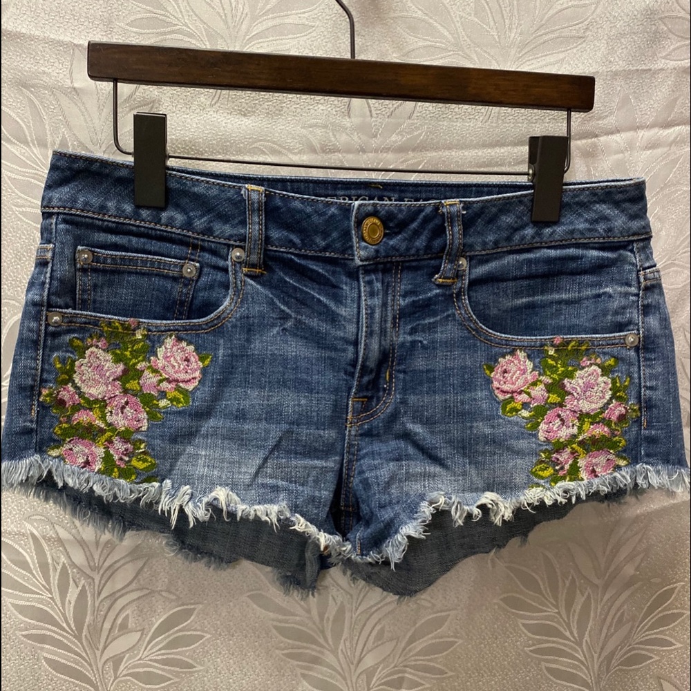 American Eagle Women Floral embroidery size 6